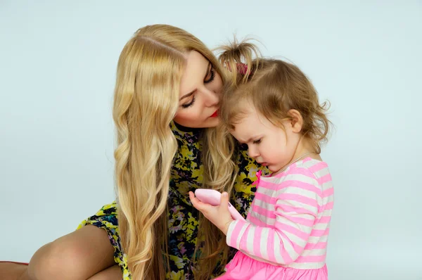 Mãe beijando filha — Fotografia de Stock