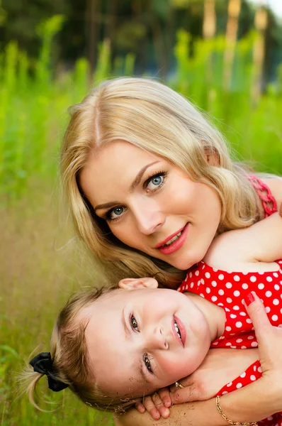 Porträtt av mor med baby på natur bakgrund — Stockfoto