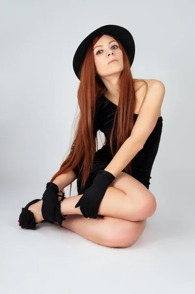 Sexy chica de piernas largas en un vestido negro —  Fotos de Stock