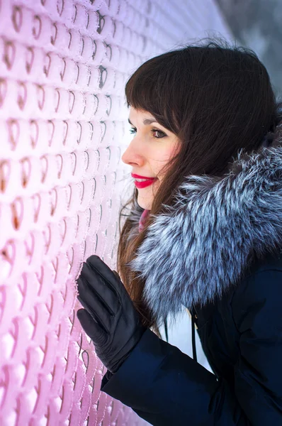 La ragazza guarda oltre la recinzione — Foto Stock