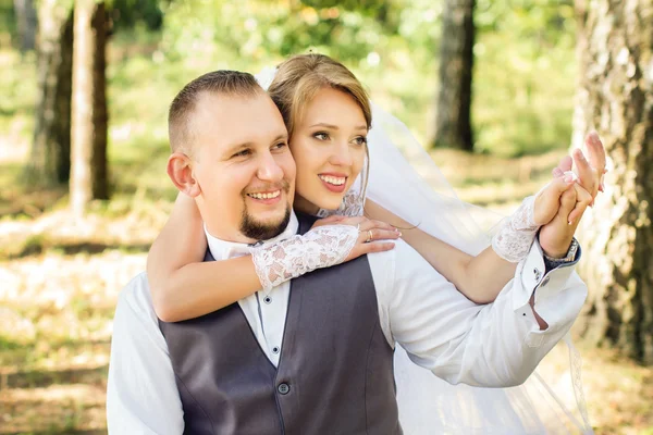 Matrimonio, felice giovane coppia nella foresta — Foto Stock