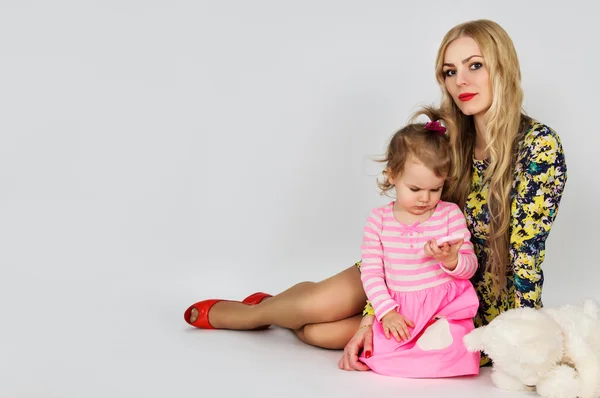Giovane bella madre e figlia — Foto Stock