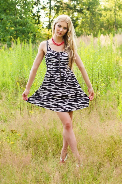 Joven, hermosa chica en el bosque — Foto de Stock