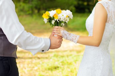 Gelin buketi gelin ve damat doğa arka plan üzerinde devam et