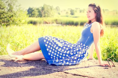 Mutlu kız tarafına dikkatle bakıyor