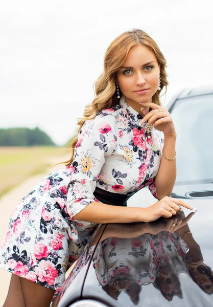 Bella ragazza in piedi vicino alla macchina — Foto Stock