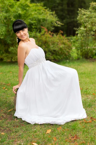 Hermosa joven, posando dulcemente en el jardín — Foto de Stock