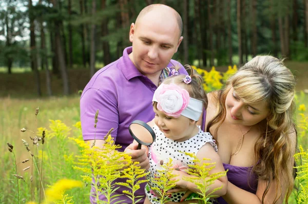 Familjen att utforska världen med ett barn — Stockfoto