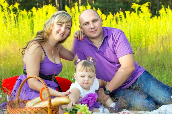 Coppia di famiglie sulla natura — Foto Stock