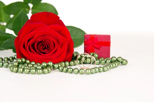 Virág rózsa gyűrű és gyöngyök — Stock Fotó