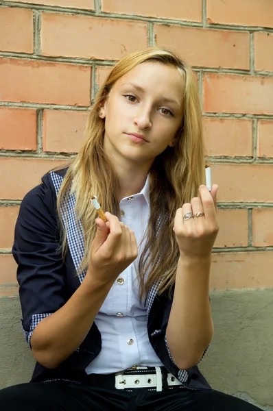 Девушка сломала сигарету — стоковое фото