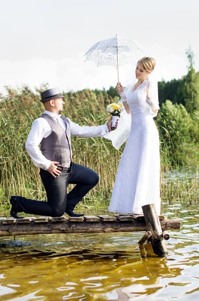 Sposo dà bouquet della sposa — Foto Stock