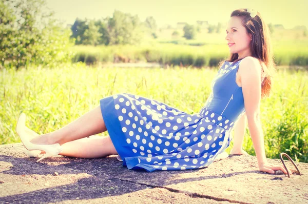 Ragazza felice guardando attentamente di lato — Foto Stock