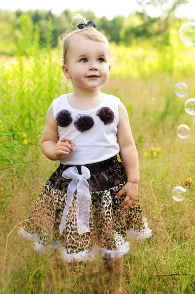 Niña en un fondo de la naturaleza —  Fotos de Stock