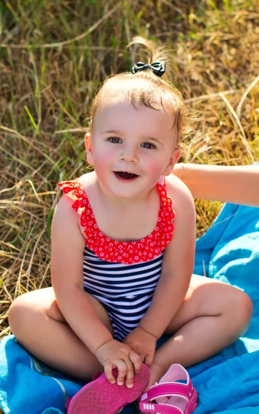 Bambina seduta sulla natura sta riposando — Foto Stock