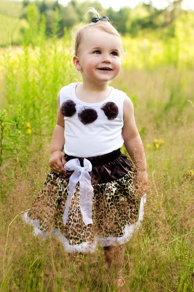 Niña en la naturaleza fondo verano — Foto de Stock