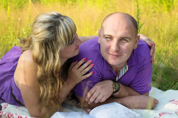 Pareja cariñosa en la naturaleza — Foto de Stock