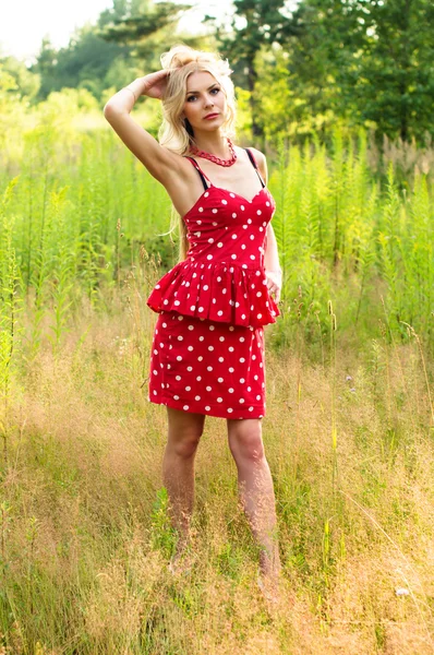 Chica delgada en un vestido en la naturaleza — Foto de Stock