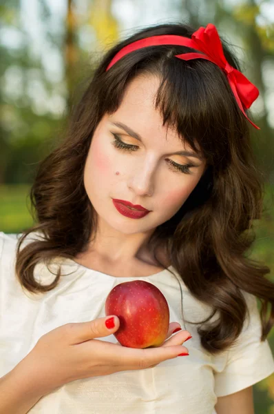 La chica sosteniendo la manzana en sus manos —  Fotos de Stock