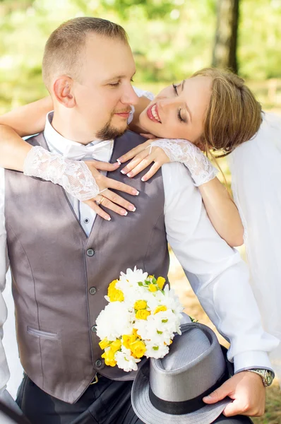 Matrimonio, felice giovane coppia — Foto Stock