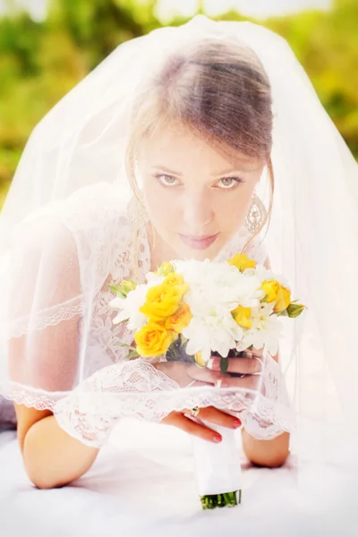 Boda, retrato de una hermosa novia bajo el velo — Foto de Stock