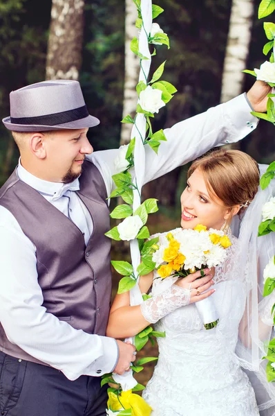 Huwelijk, gelukkige bruid en bruidegom — Stockfoto