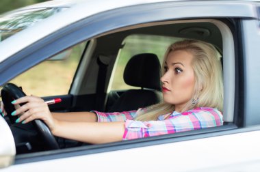 Sürüş sırasında makyaj uygulamak