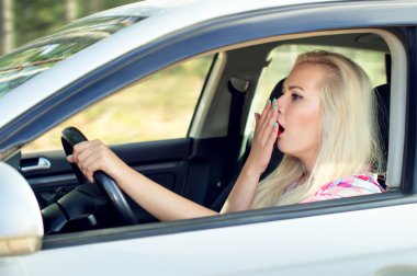 Bir araba sürüş sırasında sürücü yawns