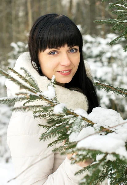 Schönes Mädchen posiert im Winter — Stockfoto