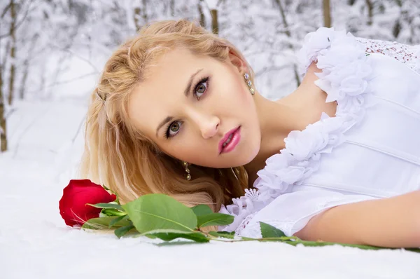 Hermosa chica acostada en la nieve — Foto de Stock
