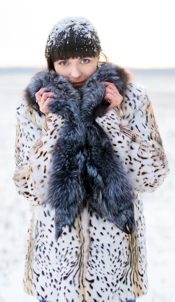 Schönes Mädchen posiert im Winter — Stockfoto