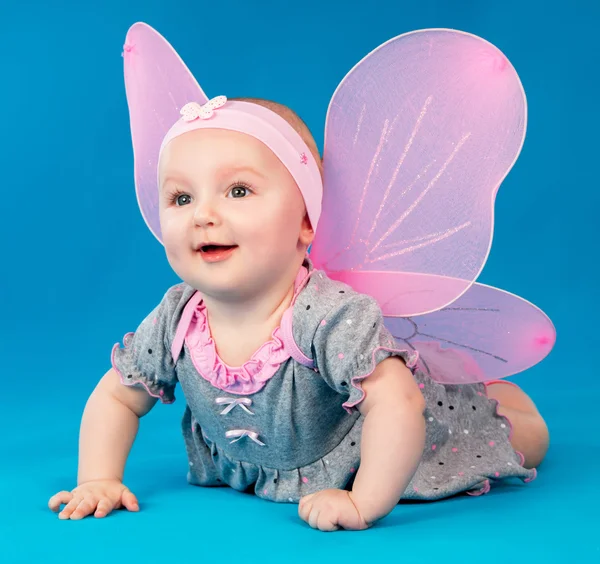 Alitas alas de mariposa niña pequeña sentada en el suelo — Foto de Stock