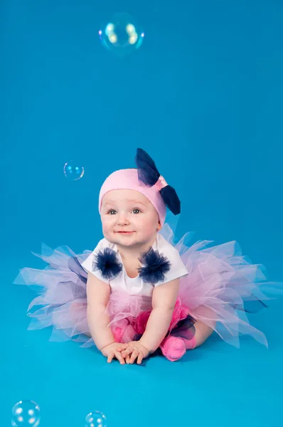 Niña feliz sentada en el suelo —  Fotos de Stock