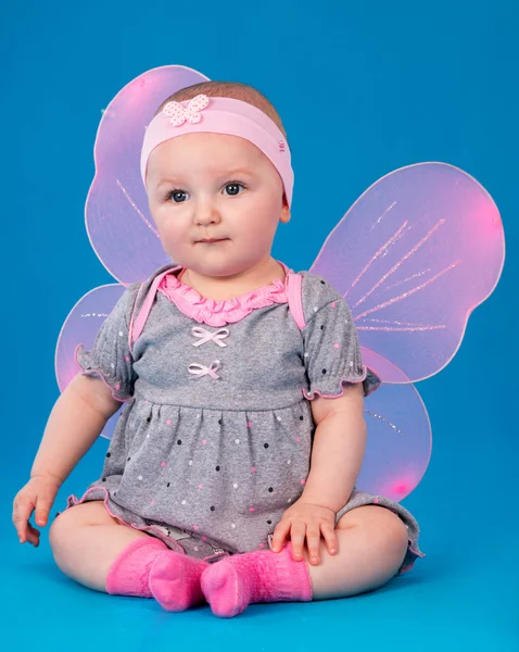 Niña sentada en el suelo — Foto de Stock