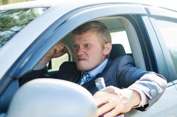 Aggressiva berusad förare bakom ratten i bilen — Stockfoto