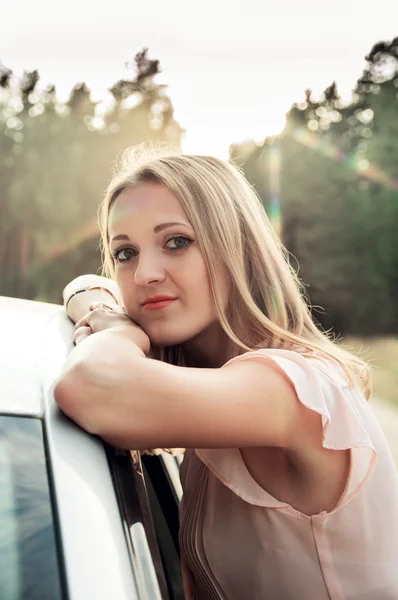 Vacker flicka i naturen nära bilen — Stockfoto