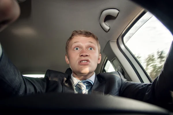 Dühös vezető kiabálás ül az autó volánja mögött — Stock Fotó