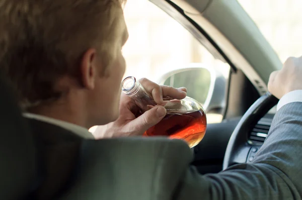 El conductor bebe alcohol al volante — Foto de Stock
