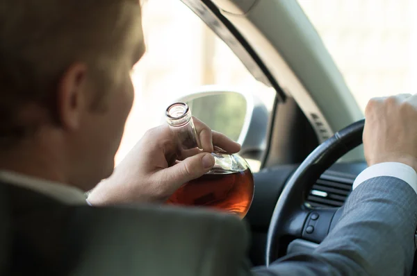 Водій п'є алкоголь за кермом автомобіля — стокове фото