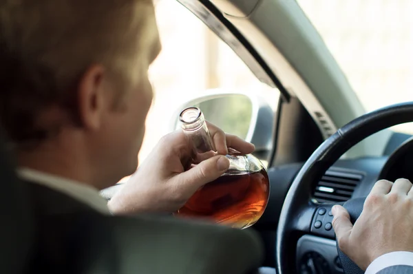 Driver dricker alkohol under körning — Stockfoto