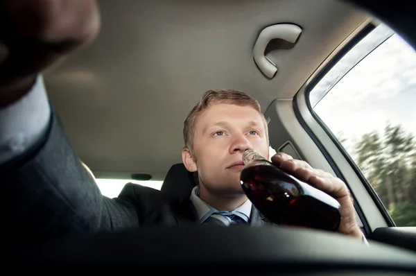 Fahrer trinkt Alkohol während der Fahrt — Stockfoto