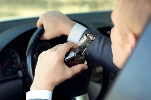 Chauffeur conduisant une voiture avec de l'alcool — Photo