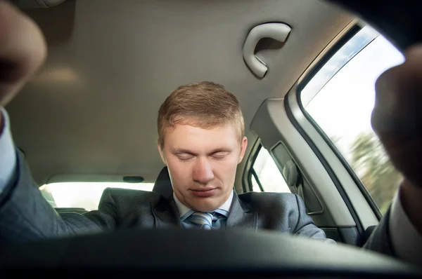 El conductor se quedó dormido al volante de un coche mientras conducía. —  Fotos de Stock