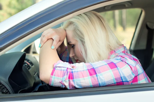 ドライバーは、車を運転して眠りに落ちた — ストック写真