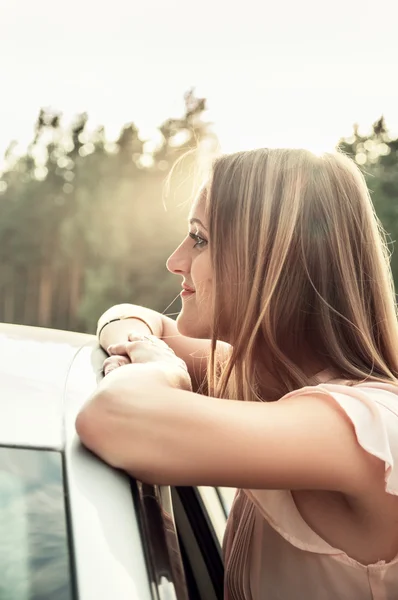 Flicka på naturupplevelser nära bilen — Stockfoto