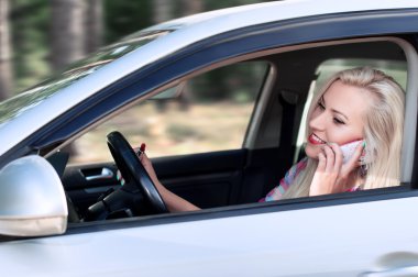 Genç kız dudaklarını boyar ve DRI süre telefonda konuşuyor