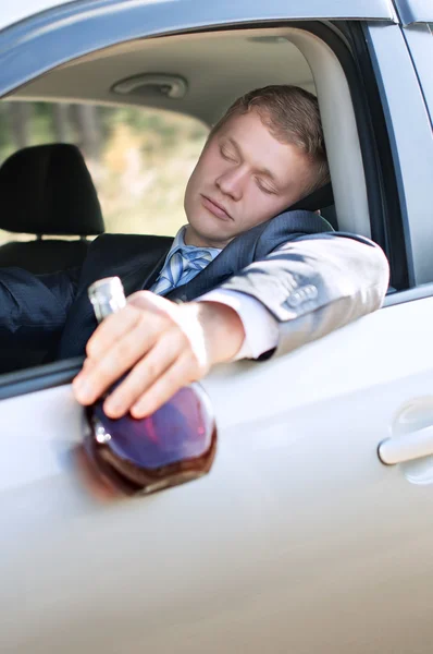 Betrunkener Autofahrer am Steuer eingeschlafen — Stockfoto