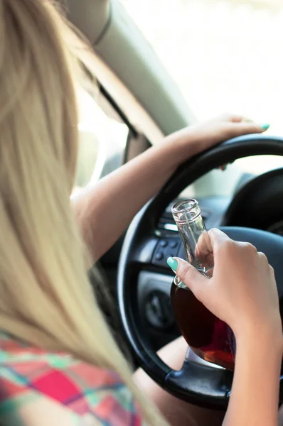 Das Mädchen trinkt während der Fahrt — Stockfoto