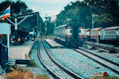 Bangkok, Tayland 'daki Thonburi Tren İstasyonu: 23 Ağustos 2019 - Thonburi Tren İstasyonu, eski adıyla Bangkok Noi Tren İstasyonu. Eski model ton. Tren istasyonundaki paslı eski demir yük treni..