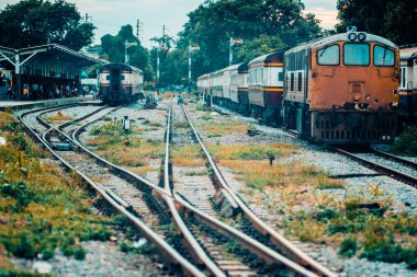 Bangkok, Tayland 'daki Thonburi Tren İstasyonu: 23 Ağustos 2019 - Thonburi Tren İstasyonu, eski adıyla Bangkok Noi Tren İstasyonu. Eski model ton. Tren istasyonundaki paslı eski demir yük treni..
